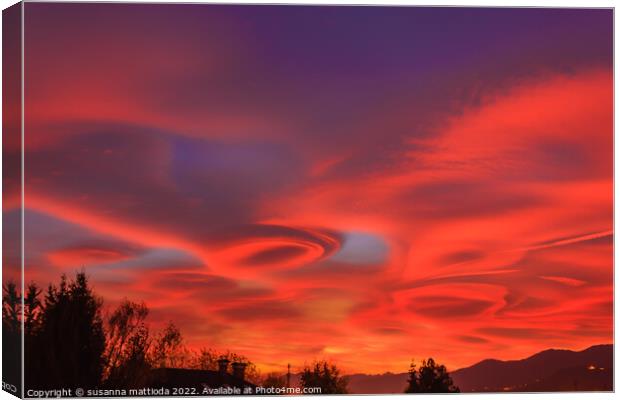 A pink sunset of lenticular clouds Canvas Print by susanna mattioda