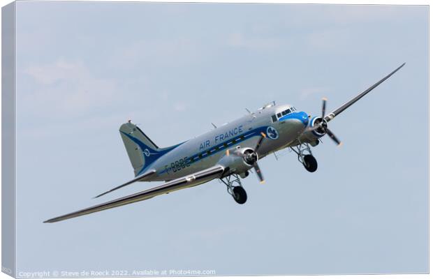 Douglas DC3 turns on to final approach to land Canvas Print by Steve de Roeck