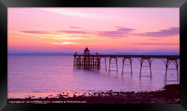 Clevedon pier.  Framed Print by Les Schofield