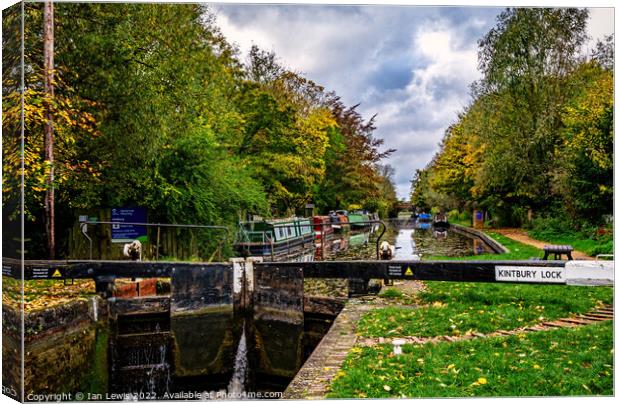 Kintbury Lock on the K & A Canal Canvas Print by Ian Lewis