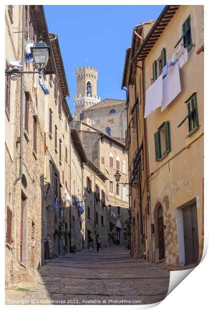 Walking up to the Town Hall - Volterra Print by Laszlo Konya