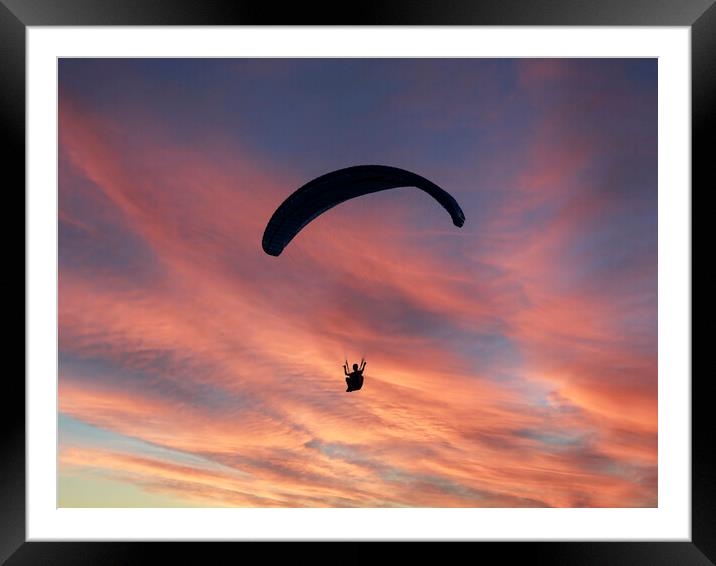Paragliding the Sunset Framed Mounted Print by Glen Allen