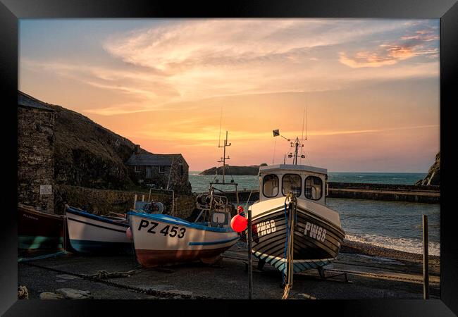  Mullion cornwall sunset,with fishing boats Framed Print by kathy white