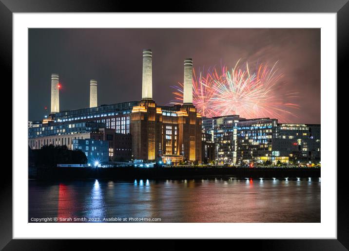 Battersea Park Fireworks  Framed Mounted Print by Sarah Smith