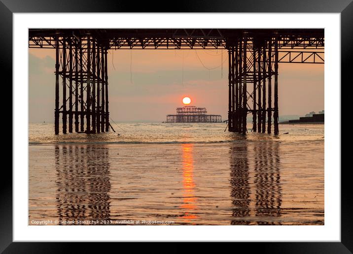 Brighton Beach at Sunset. Framed Mounted Print by Slawek Staszczuk