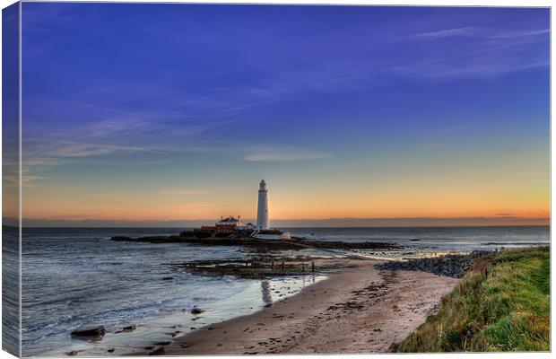 St Marys Lighthouse at sunrise. Canvas Print by Kevin Tate