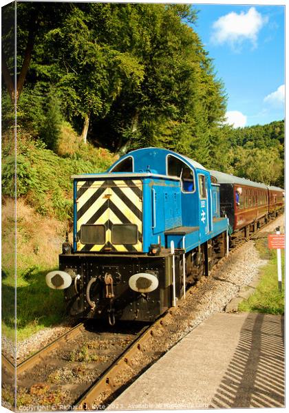Class 14 Diesel no. 9521 approaches Norchard High Level with a Lydney-bound train, Dean Forest Railway Canvas Print by Richard J. Kyte