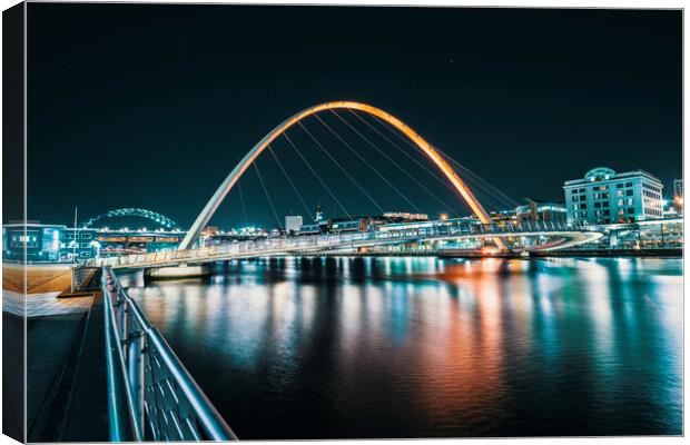 Gateshead Millennium Bridge Canvas Print by Les Hopkinson