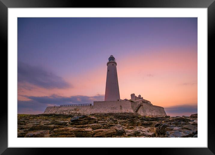 St Marys Lighthouse Framed Mounted Print by Les Hopkinson