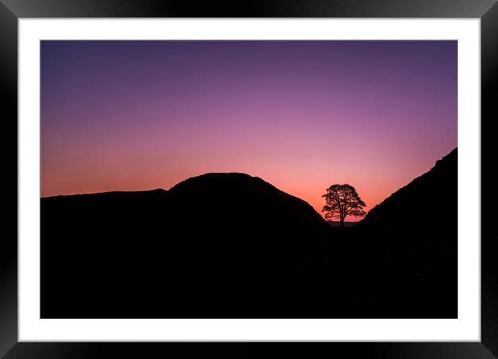 Sycamore Gap Silhouette Framed Mounted Print by Les Hopkinson