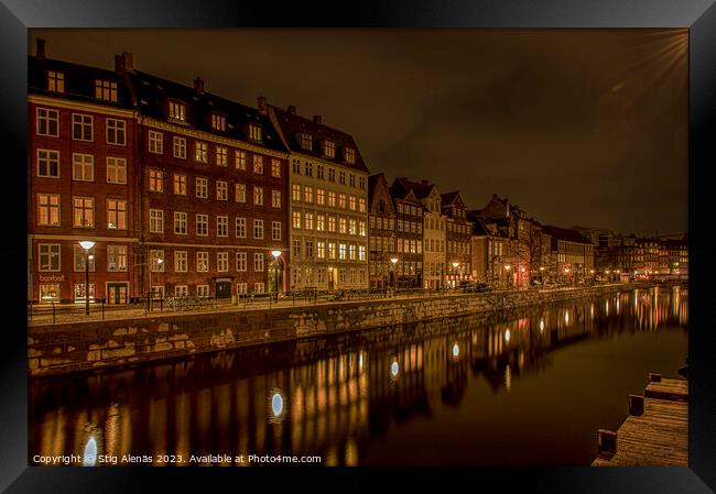 street lamps reflecting in the frederikholms kanal at night Framed Print by Stig Alenäs