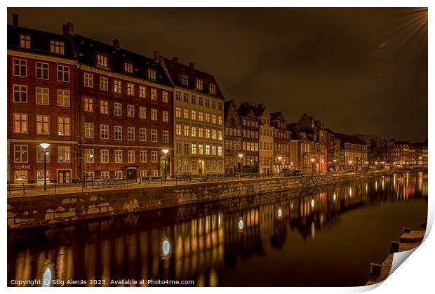 street lamps reflecting in the frederikholms kanal at night Print by Stig Alenäs