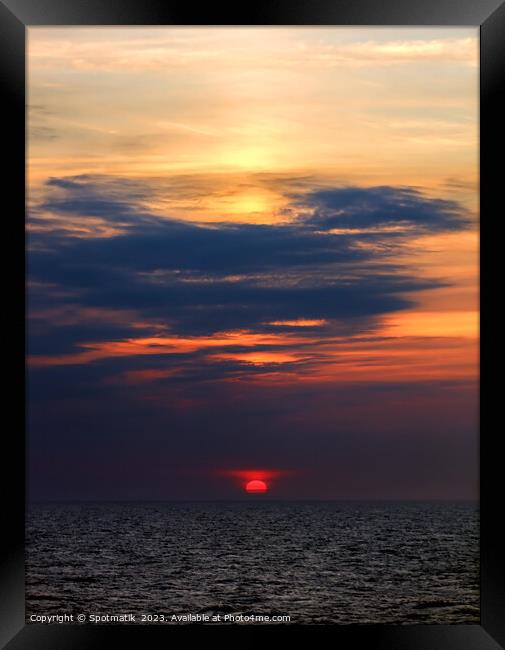 Sunset dusk view of setting sun ocean horizon  Framed Print by Spotmatik 