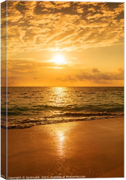 Sunset reflecting on ocean at tourist destination Bahamas Canvas Print by Spotmatik 