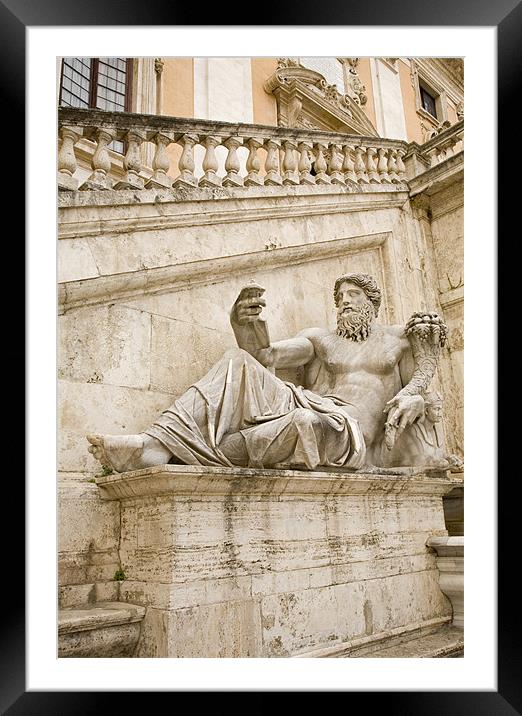 Statue outside Palazzo Senatorio Framed Mounted Print by Ian Middleton