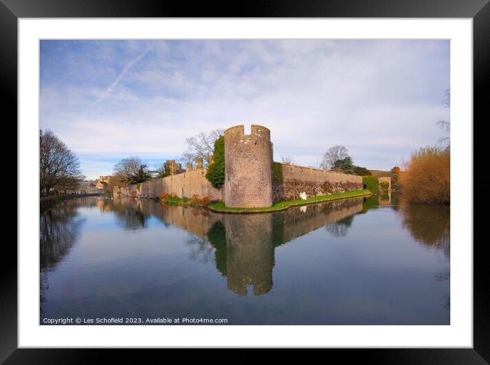 Bishop's palace wells Framed Mounted Print by Les Schofield