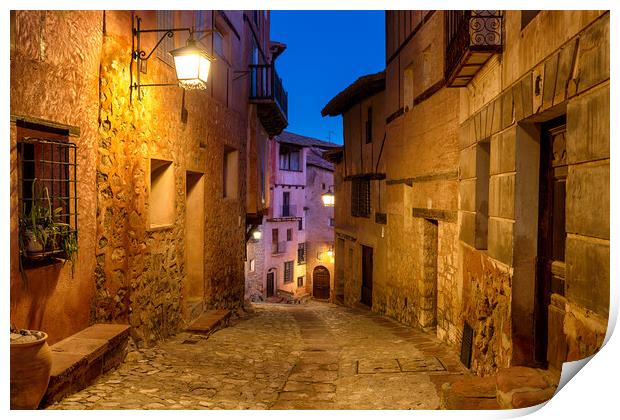 Cobbled streets and stunning Medieval houses at Albarracin Print by Helen Hotson