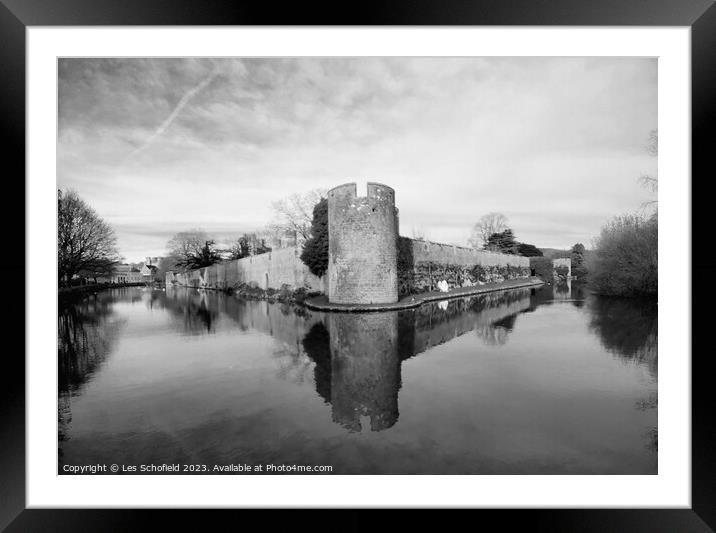 Wells bishop's palace moat Framed Mounted Print by Les Schofield
