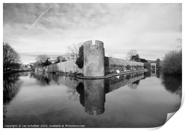 Wells bishop's palace moat Print by Les Schofield