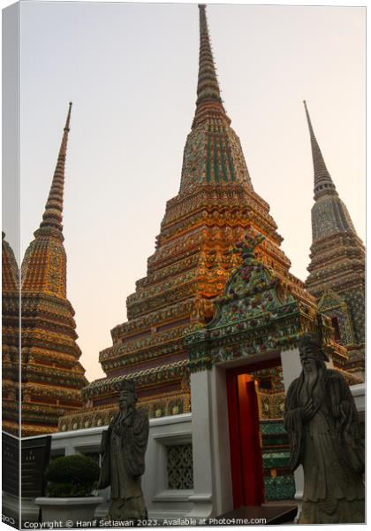 First entrance of Phra Chedi Rai with two guardian Canvas Print by Hanif Setiawan