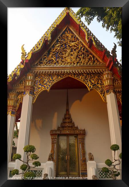 Phra Viharn Kod entrance door and roof at Wat Pho  Framed Print by Hanif Setiawan