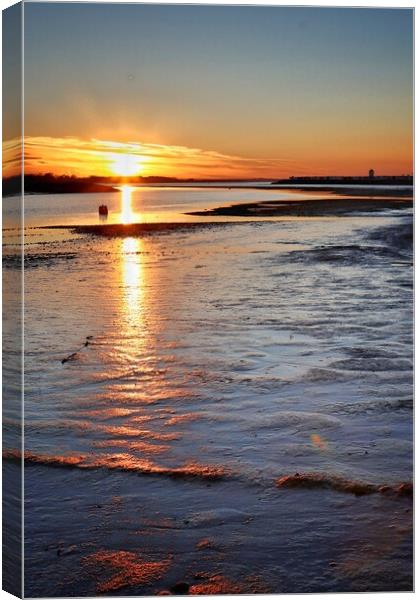 Sun setting over Brightlingsea Harbour  Canvas Print by Tony lopez