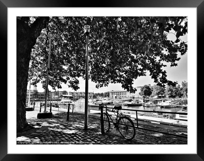 Bristol hatbourside walk black / white  Framed Mounted Print by Les Schofield
