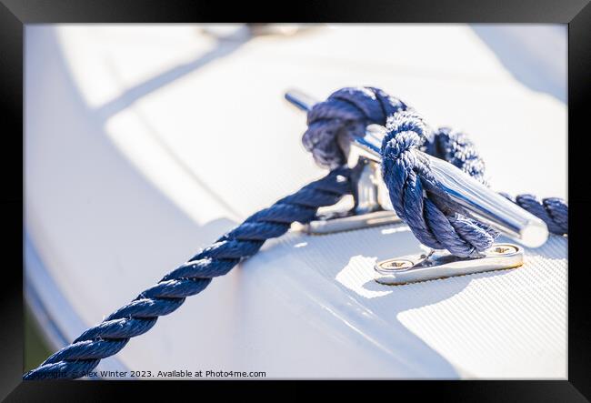 Detail view of blue nautical rope cleat on boat de Framed Print by Alex Winter