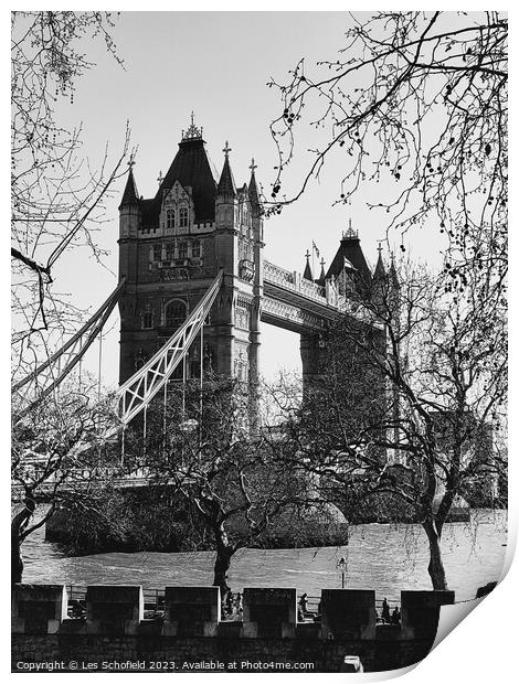 Londons Iconic Tower Bridge Print by Les Schofield