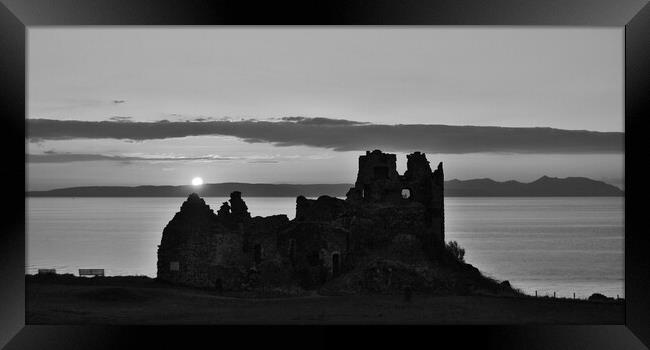 Dunure castle at sunset (monochrome) Framed Print by Allan Durward Photography