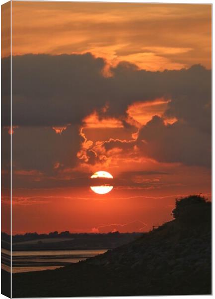 Sun setting over Brightlingsea beach  Canvas Print by Tony lopez