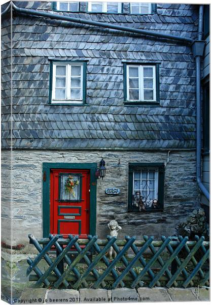 red door Canvas Print by Jo Beerens