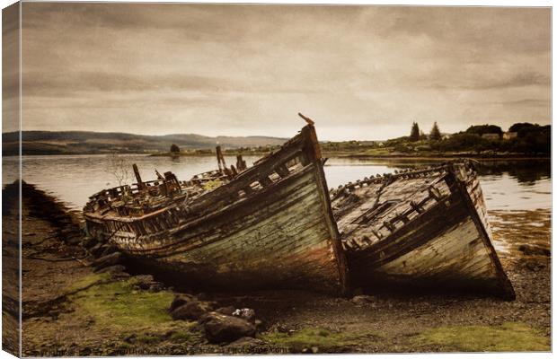 Boat Ruins at Salen on Mull Canvas Print by Lesley Carruthers