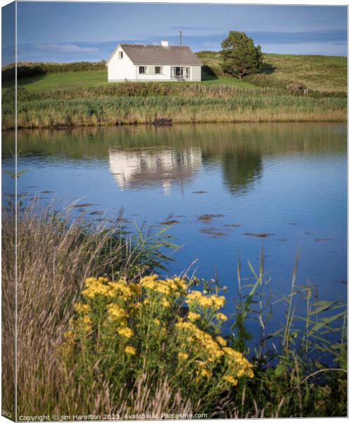 Irish cottage on Sheephaven bay Ireland Canvas Print by jim Hamilton