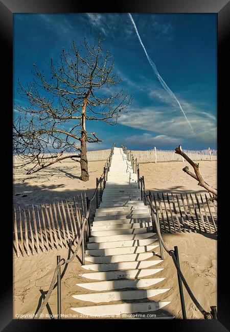 Dune de Pilat, Arcachon. Framed Print by Roger Mechan