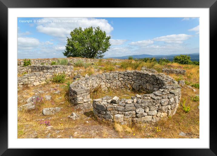 Roundhouse at San Cibrao de Las hill fort Framed Mounted Print by Ian Murray