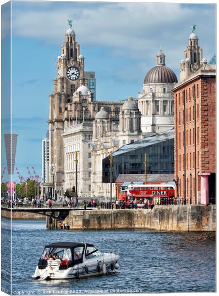 Liver Building Liverpool Canvas Print by Rick Lindley