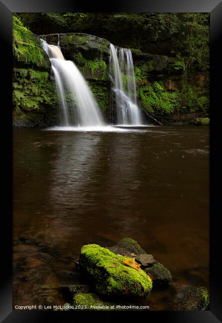 Black Linn Falls Calderglen Country Park Walk Framed Print by Les McLuckie