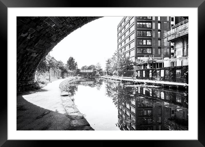 Leeds Liverpool Canal, Leeds Framed Mounted Print by Glen Allen