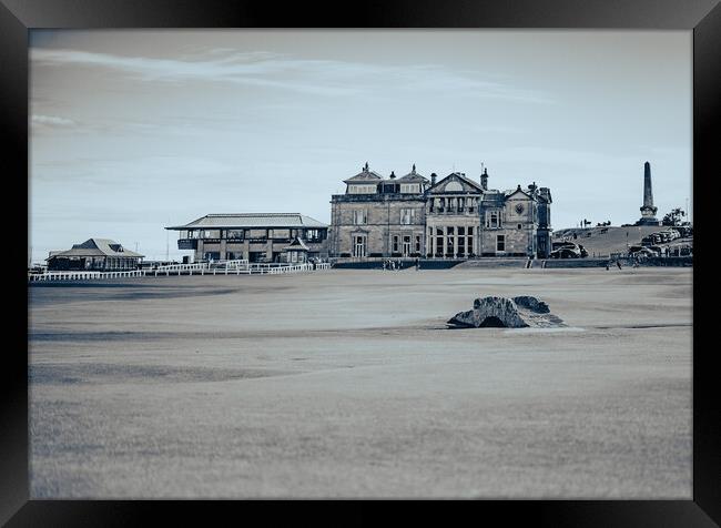 St Andrews 18th Hole & Clubhouse Framed Print by Duncan Loraine