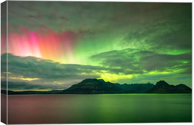Northern lights over elgol Canvas Print by Kevin Winter