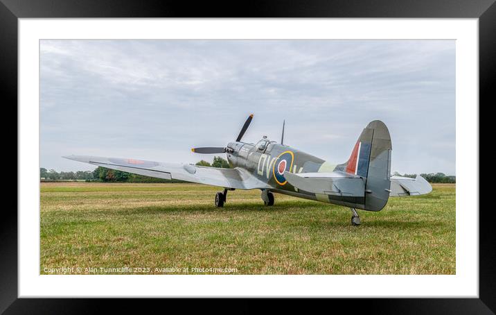 supermarine spitfire Framed Mounted Print by Alan Tunnicliffe
