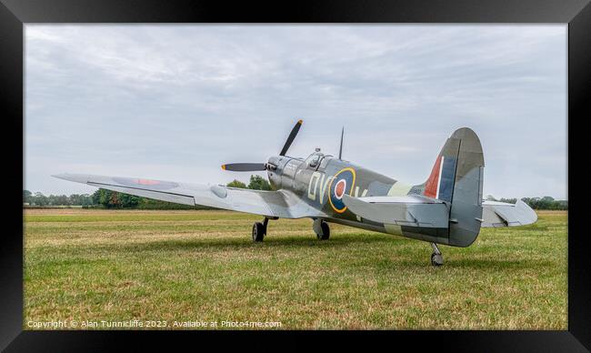supermarine spitfire Framed Print by Alan Tunnicliffe