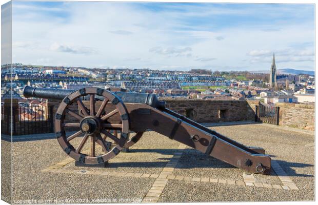 Derry/Londonderry city walls and cannon Canvas Print by jim Hamilton
