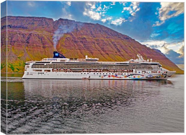 Norwegian Star Cruise Liner  Canvas Print by chris hyde