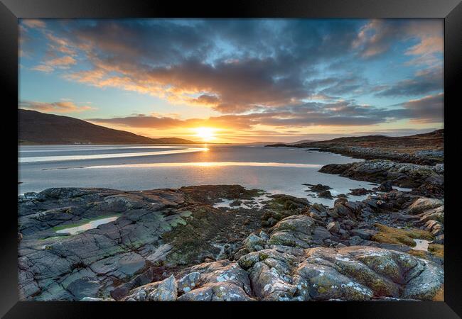 Stunning sunset across the sands at low tide at Luskentyre  Framed Print by Helen Hotson