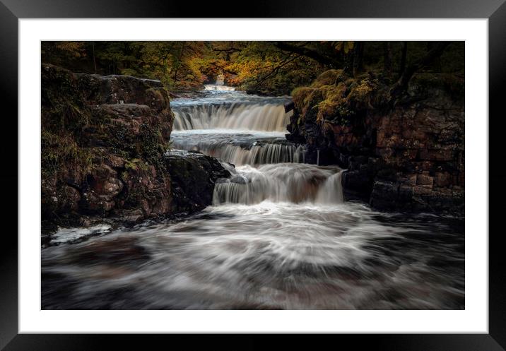 Horseshoe falls  Framed Mounted Print by Leighton Collins