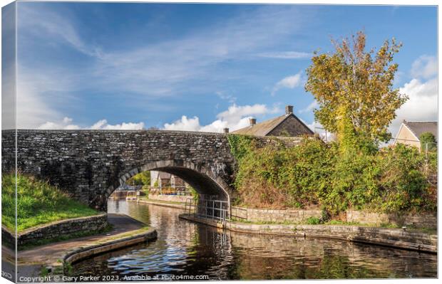 A stone bridge across the Monmouthshire and Brecon Canal. Canvas Print by Gary Parker