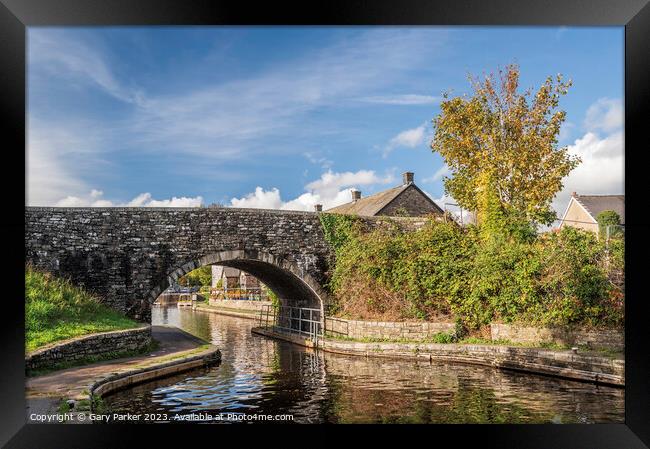 A stone bridge across the Monmouthshire and Brecon Canal. Framed Print by Gary Parker