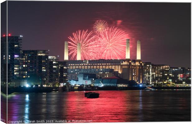 Battersea Park Fireworks  Canvas Print by Sarah Smith